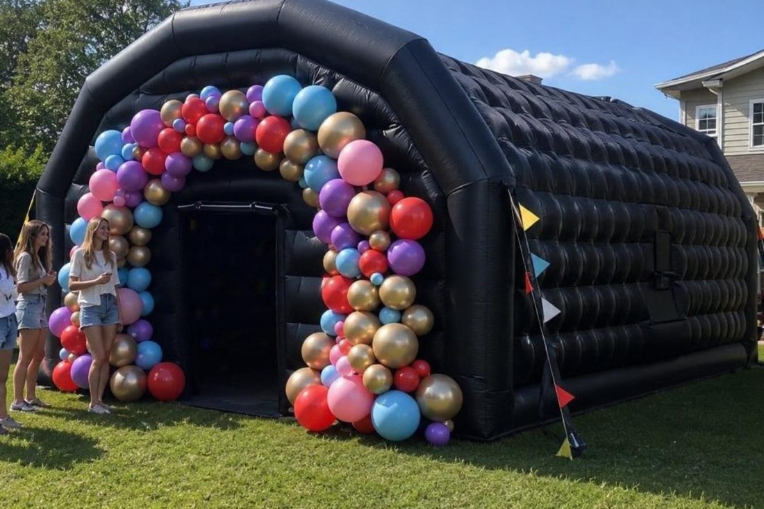 Ballonnenboog en springkussen voor een kinderfeest