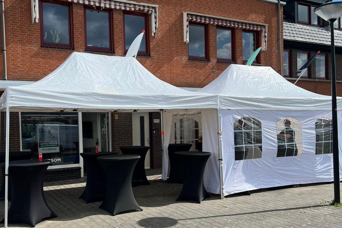 Partytenten en statafels opgebouwd voor een bedrijfsfeest